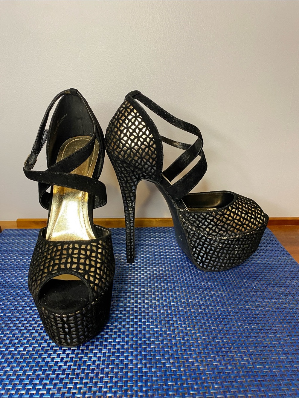 NWOT Liliana Black & Gold Geometric Cutout Peep Toe Platform Heels, sz. 9